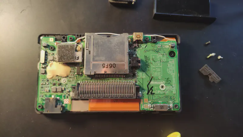 Featured image of post One from Two: Reviving a Nintendo DS Lite